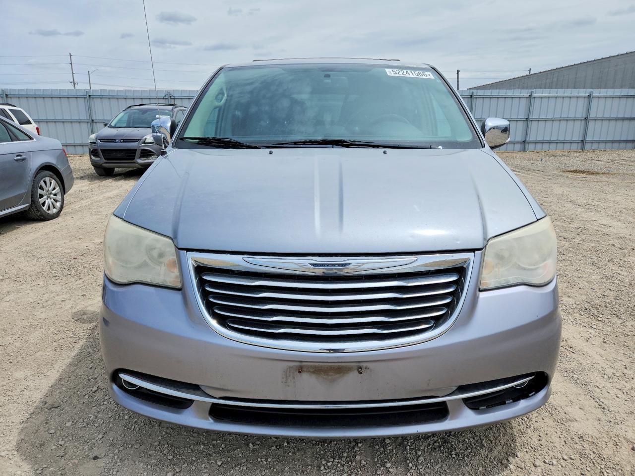 2013 Chrysler Town & Country Touring L - Image 5