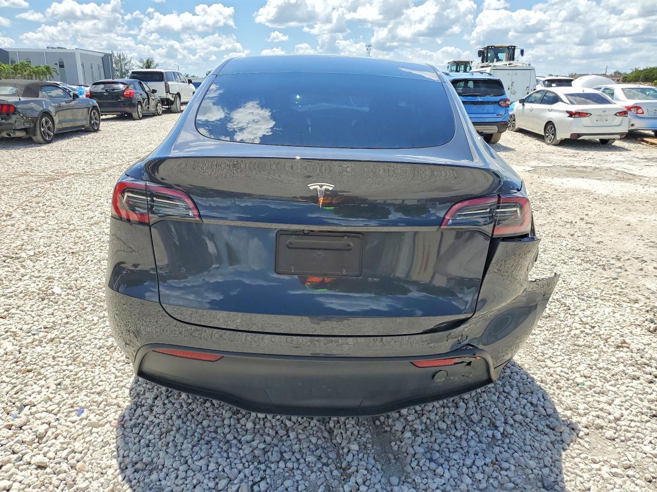 2025 Tesla Model Y - Image 6