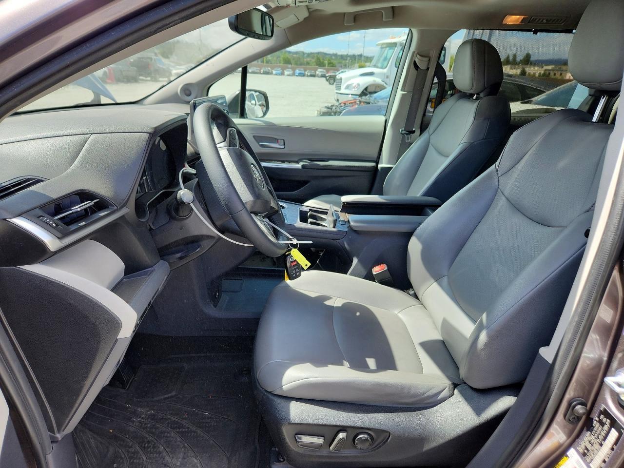 2022 Toyota Sienna Xle - Image 7