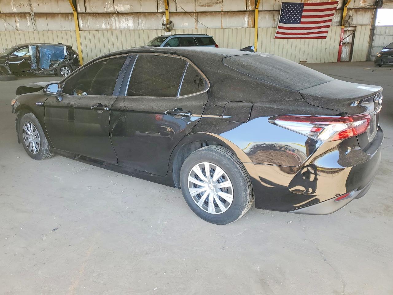 2021 Toyota Camry Le - Фото 2