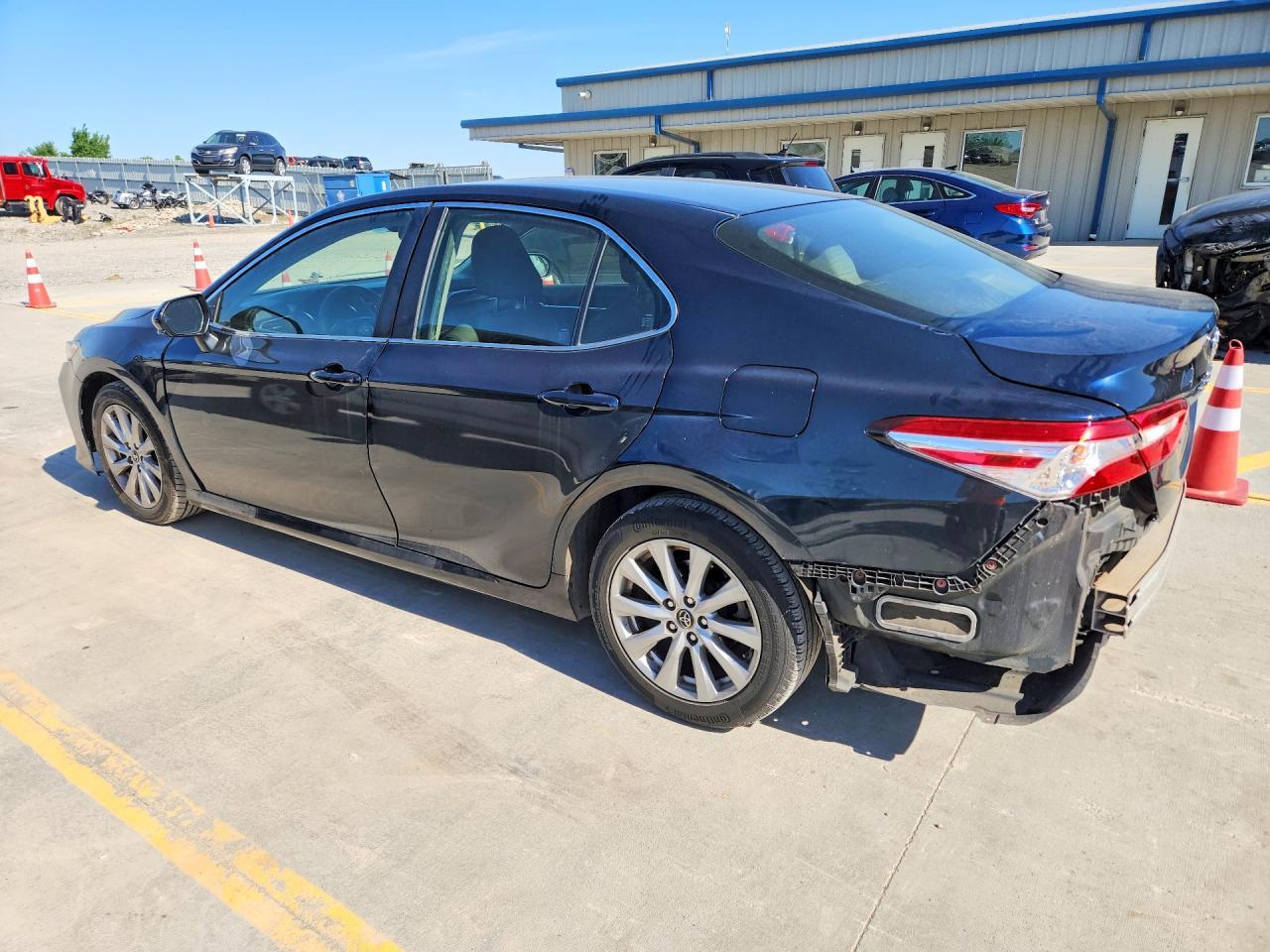2018 Toyota Camry Le - Фото 2