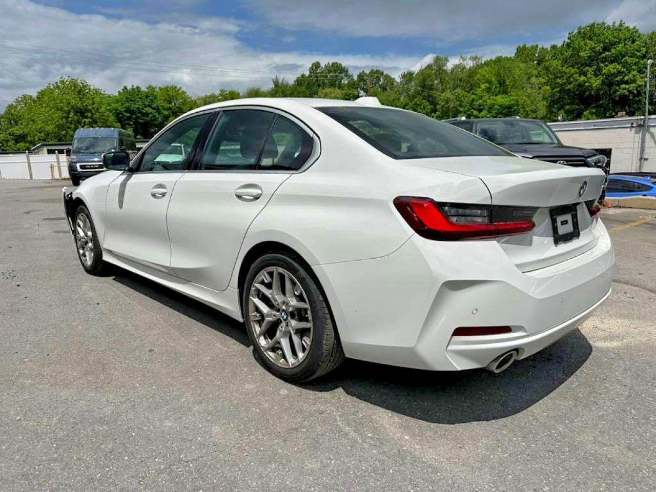 2026 BMW 330I - Фото 2