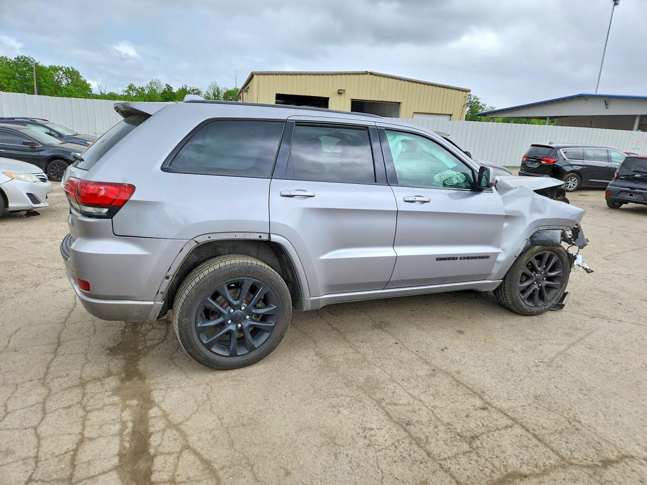2020 Jeep Grand Cherokee Laredo - Image 3