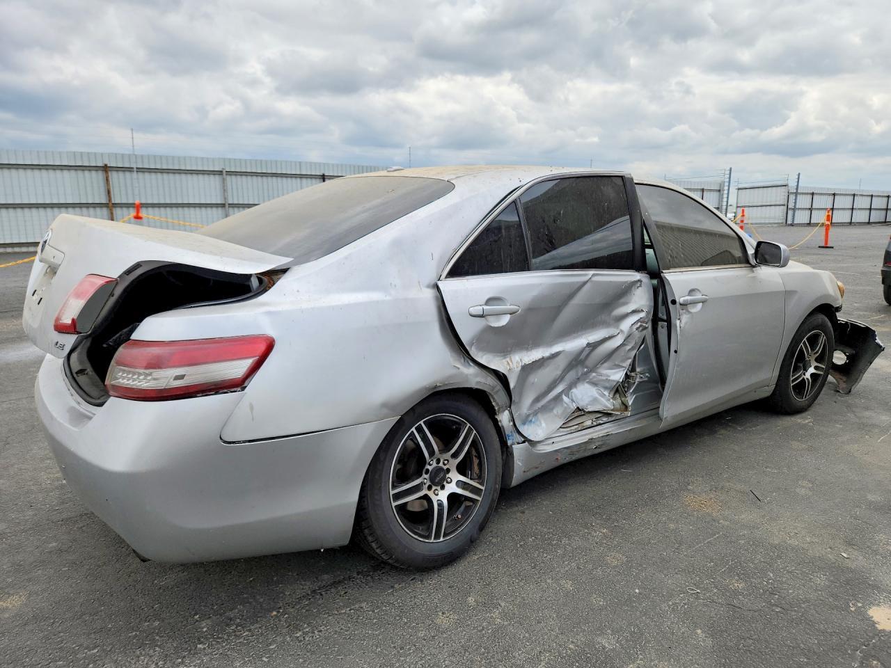 2010 Toyota Camry Le - Фото 3
