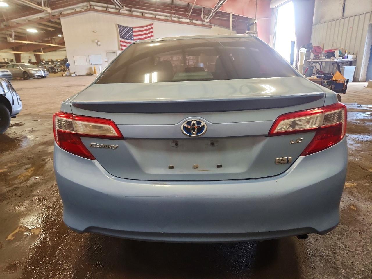 2012 Toyota Camry Hybrid Le - Image 6