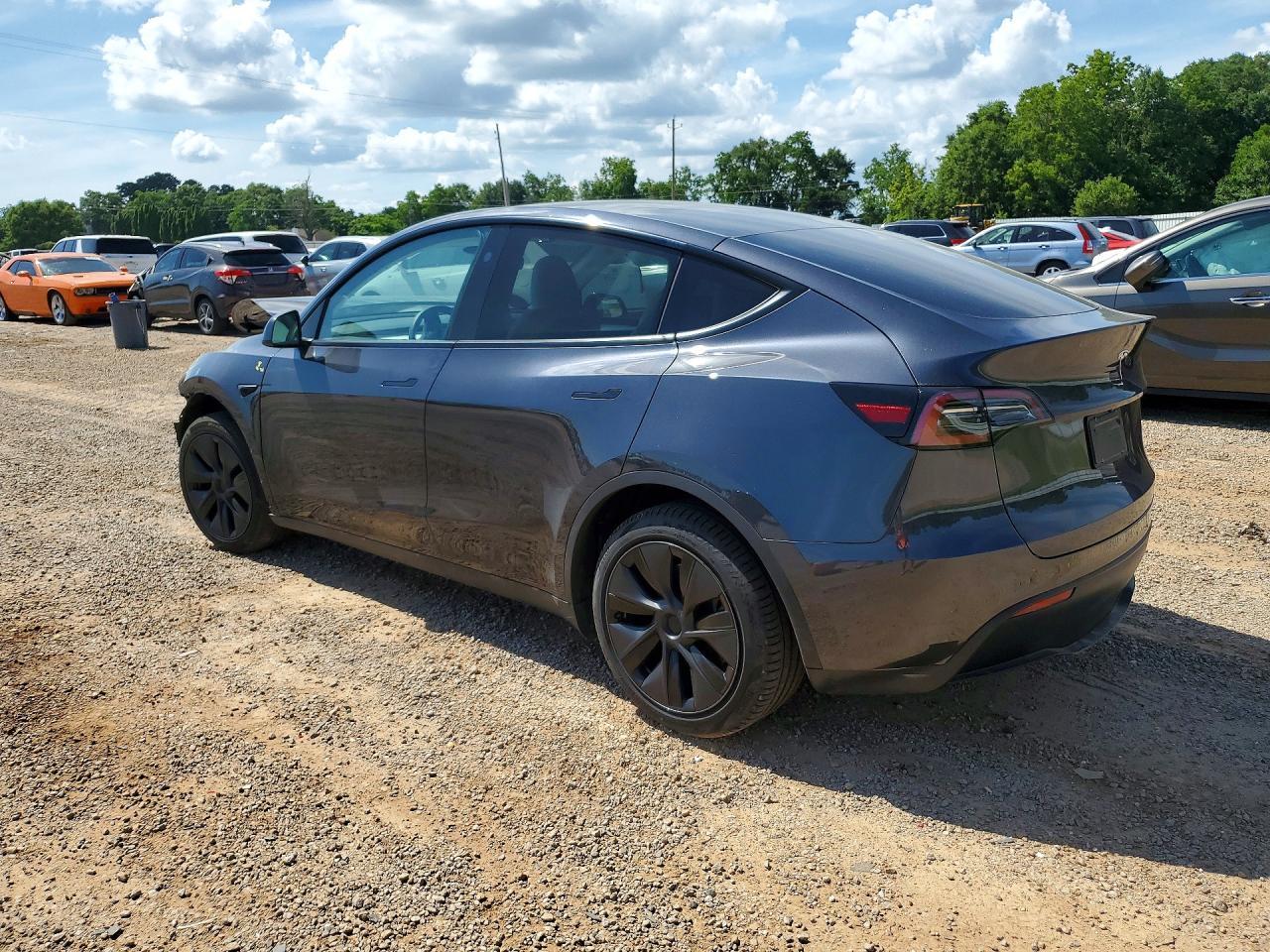 2025 Tesla Model Y - Фото 2