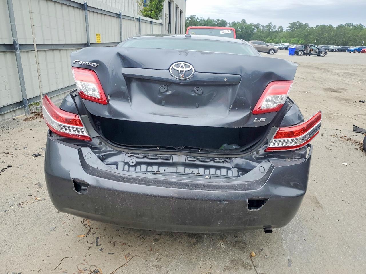 2011 Toyota Camry Le - Фото 6