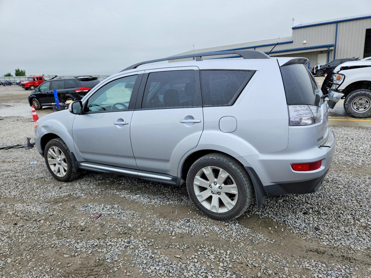 2012 Mitsubishi Outlander Se - Image 2