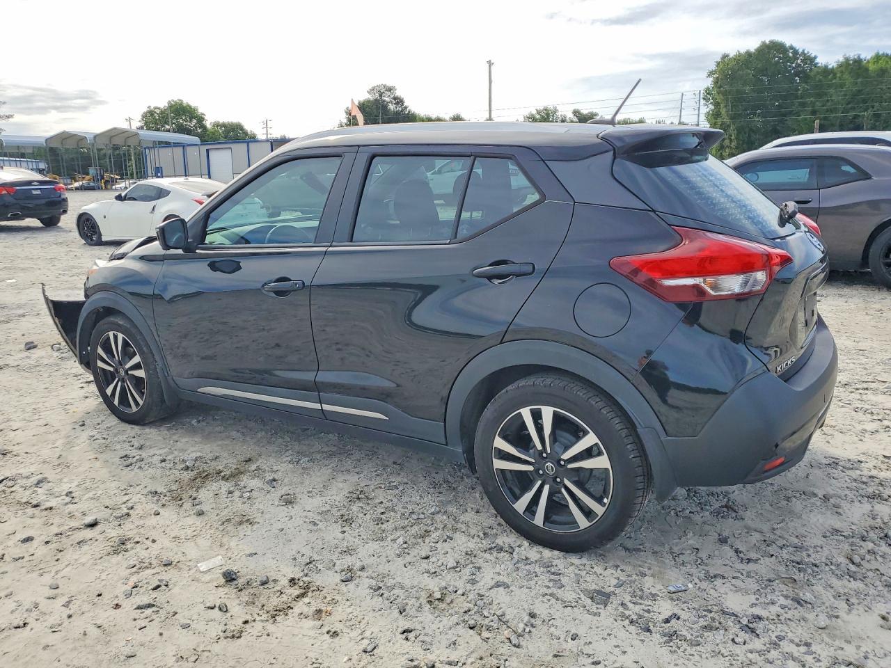 2018 Nissan Kicks Sr - Image 2