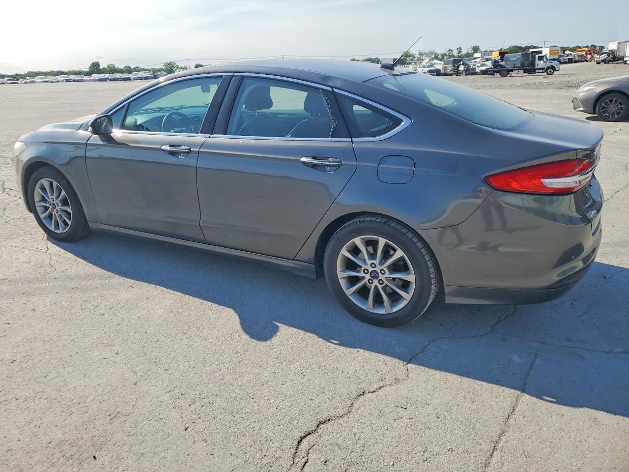 2017 Ford Fusion - Фото 2
