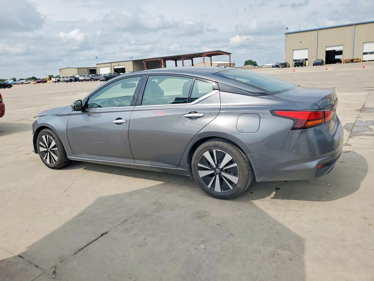 2019 Nissan Altima Sl - Image 2