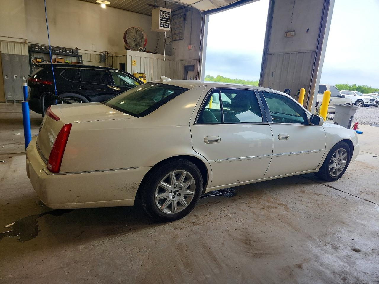 2011 Cadillac Dts Premium Collection - Image 3