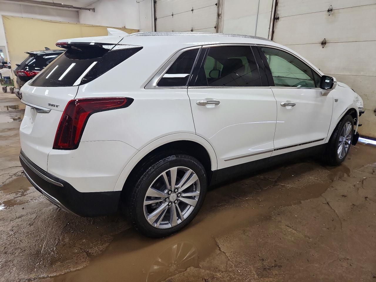 2025 Cadillac Xt5 Premium Luxury - Image 3