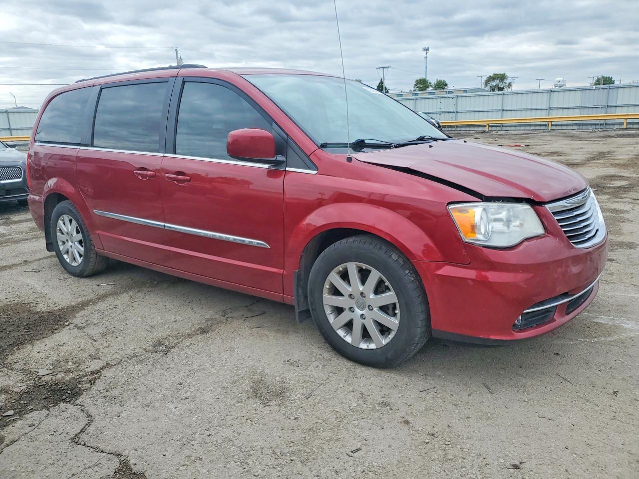 2013 Chrysler Town & Country Touring - Image 4