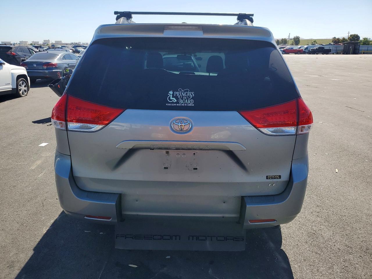 2013 Toyota Sienna Le - Image 6