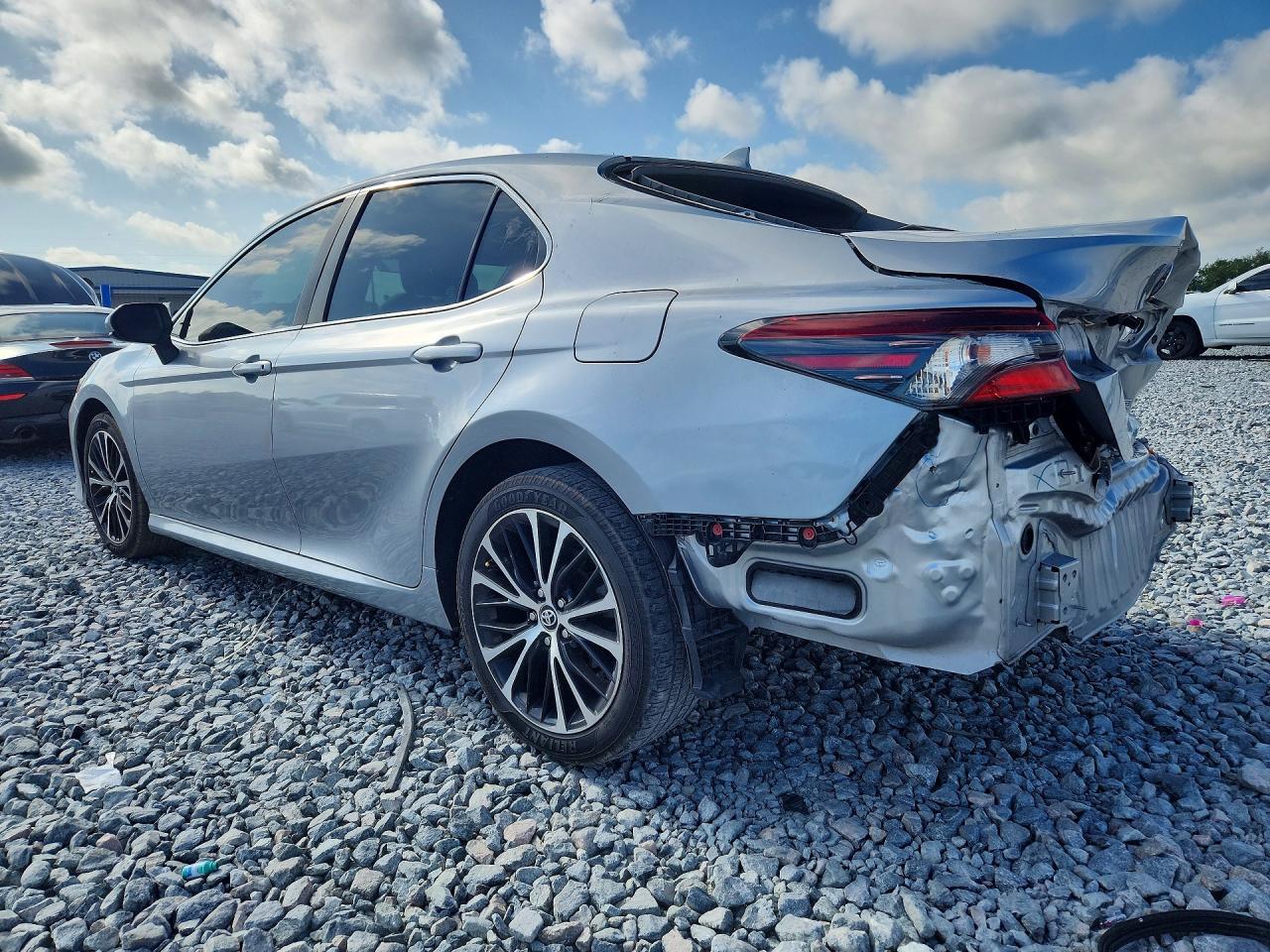 2022 Toyota Camry Le - Фото 2