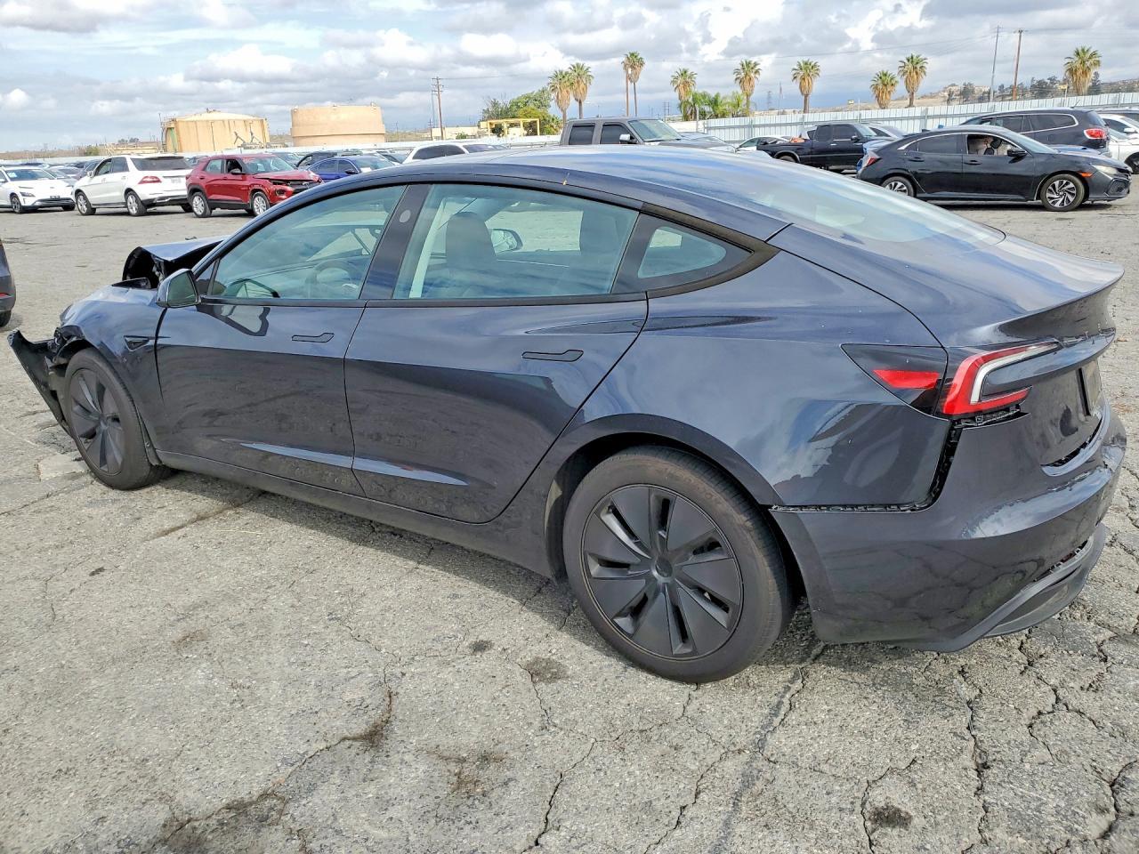 2025 Tesla Model 3 - Фото 2