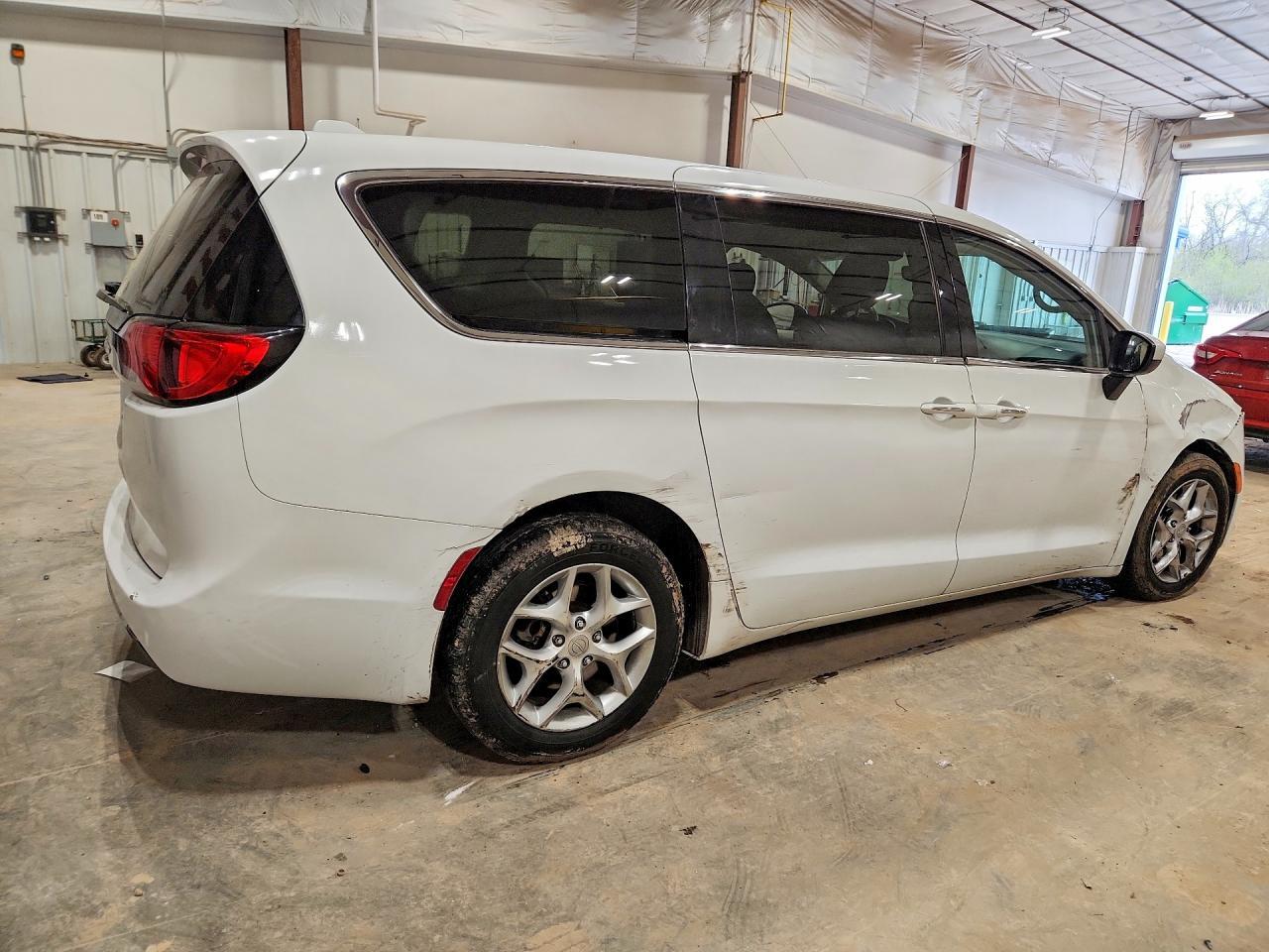 2017 Chrysler Pacifica Touring L - Фото 3