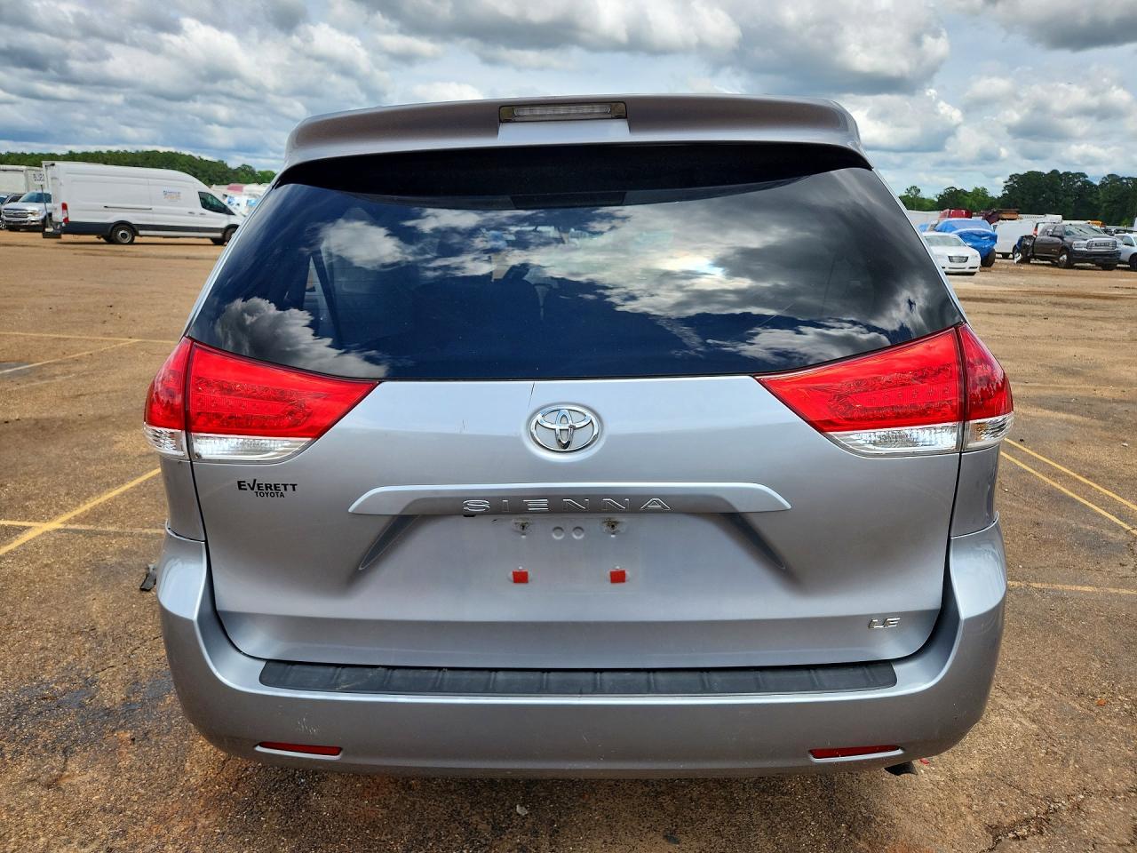 2011 Toyota Sienna Le - Фото 6