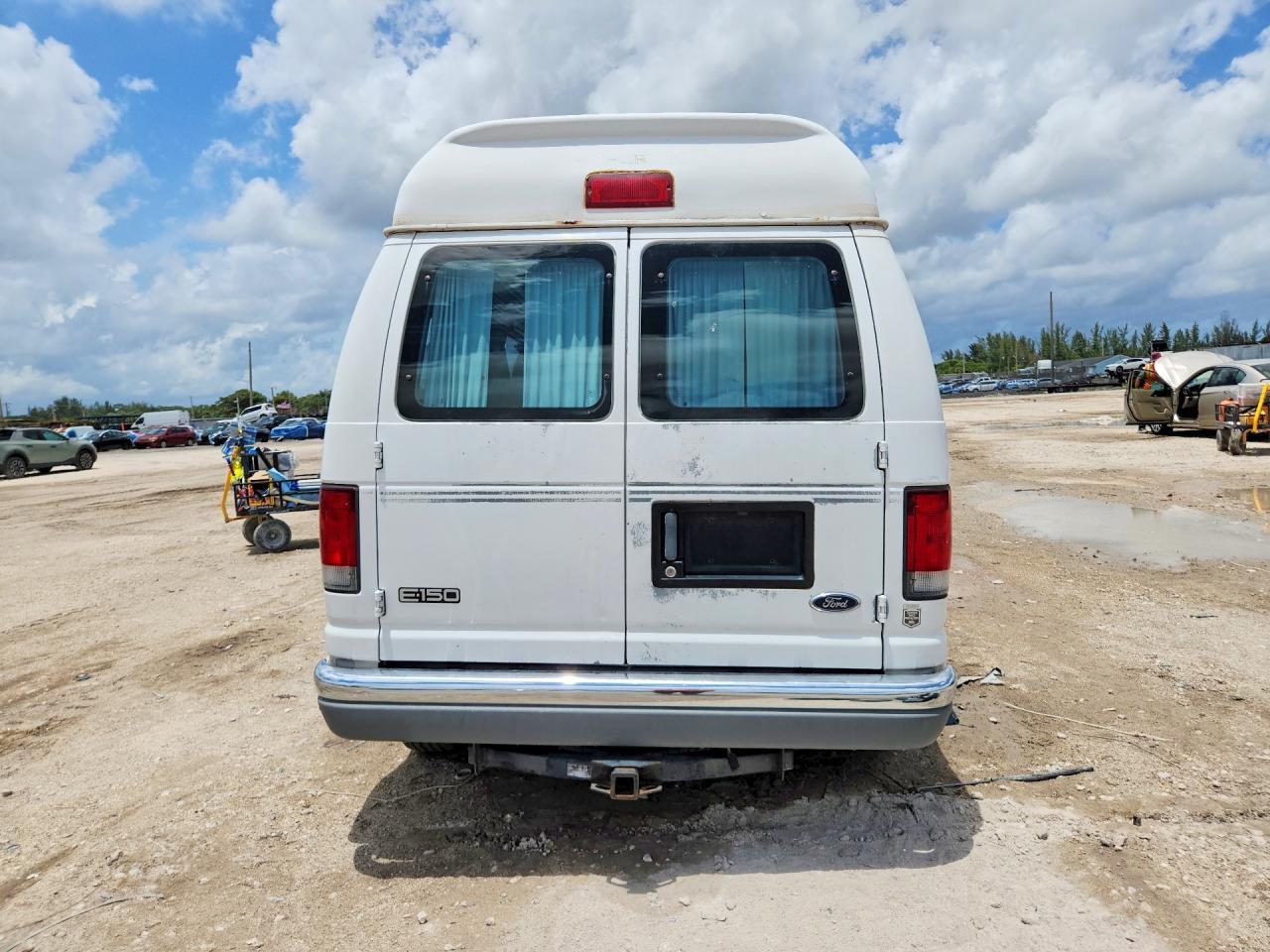 1999 Ford Econoline E150 Van - Фото 6