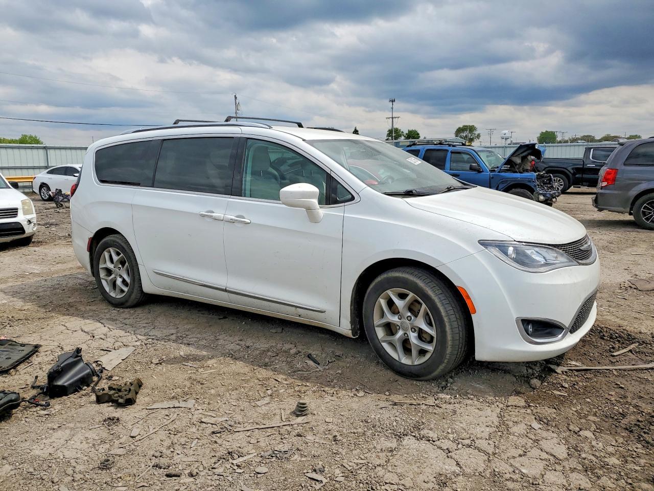 2017 Chrysler Pacifica Touring L Plus - Image 4