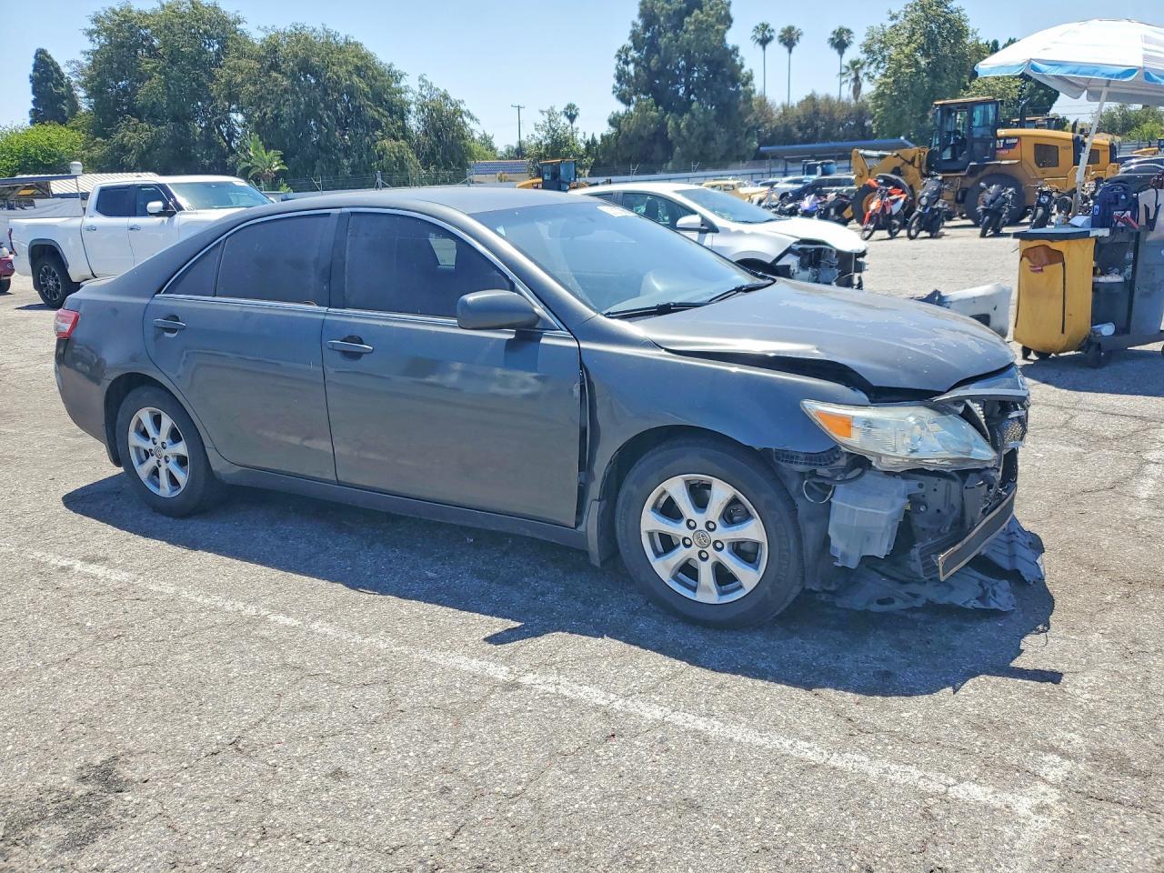 2011 Toyota Camry Le V6 - Фото 4