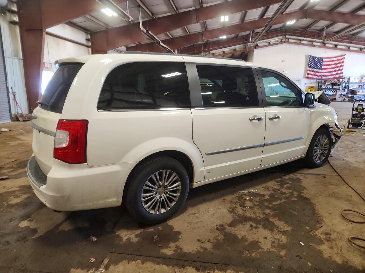 2013 Chrysler Town & Country Touring L - Image 3