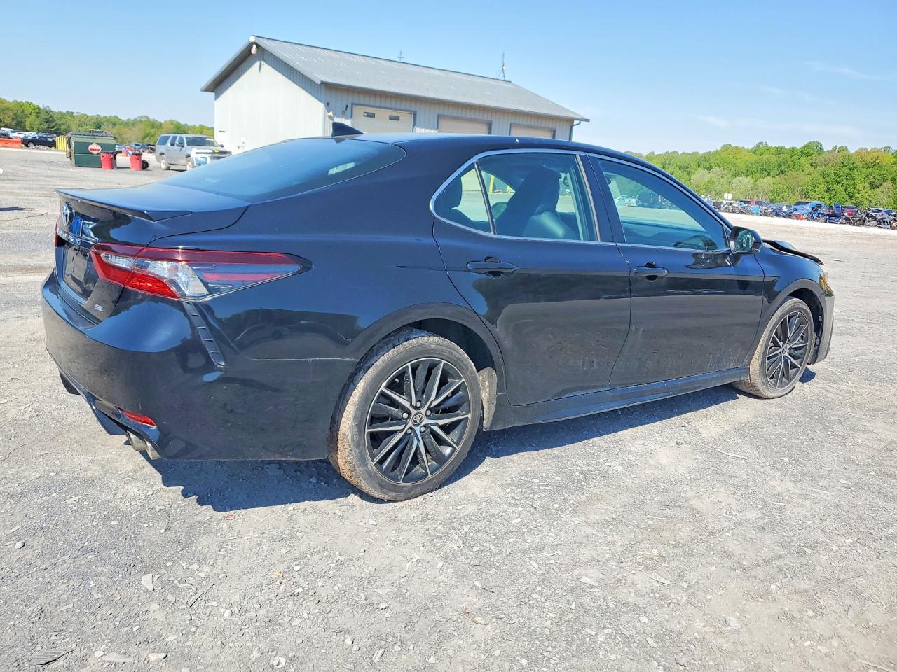 2021 Toyota Camry Se - Фото 3