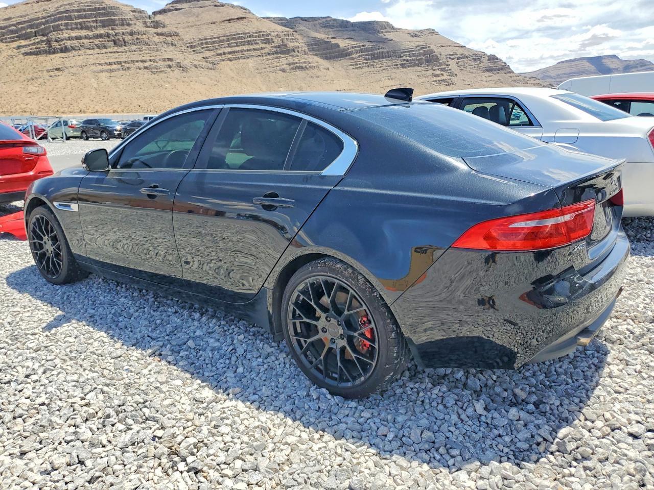 2017 Jaguar Xe Premium - Фото 2