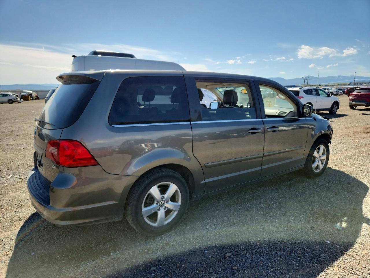 2010 Volkswagen Routan Se - Image 3