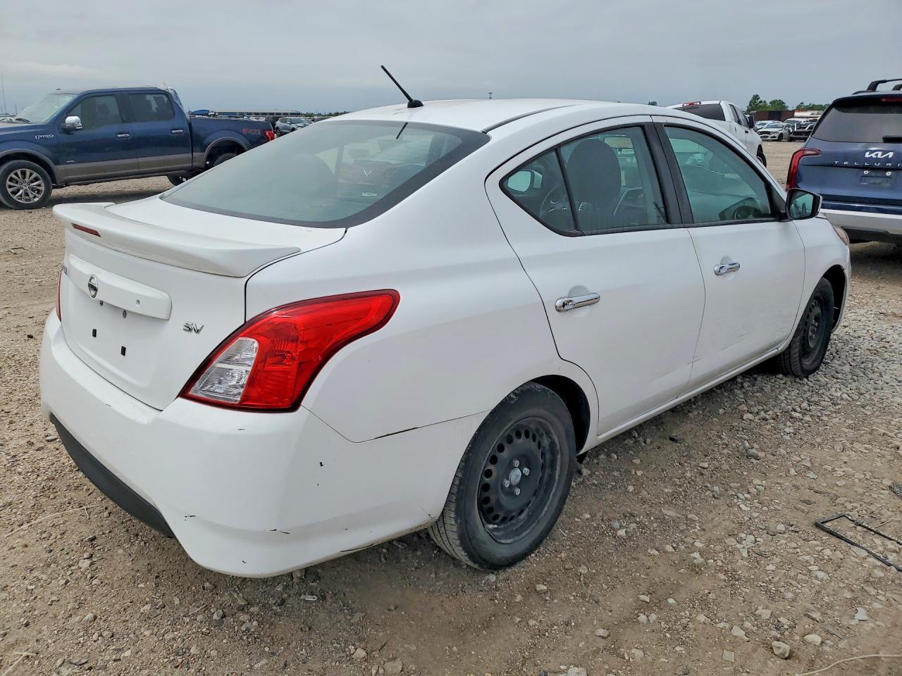 2019 Nissan Versa Sv - Image 3