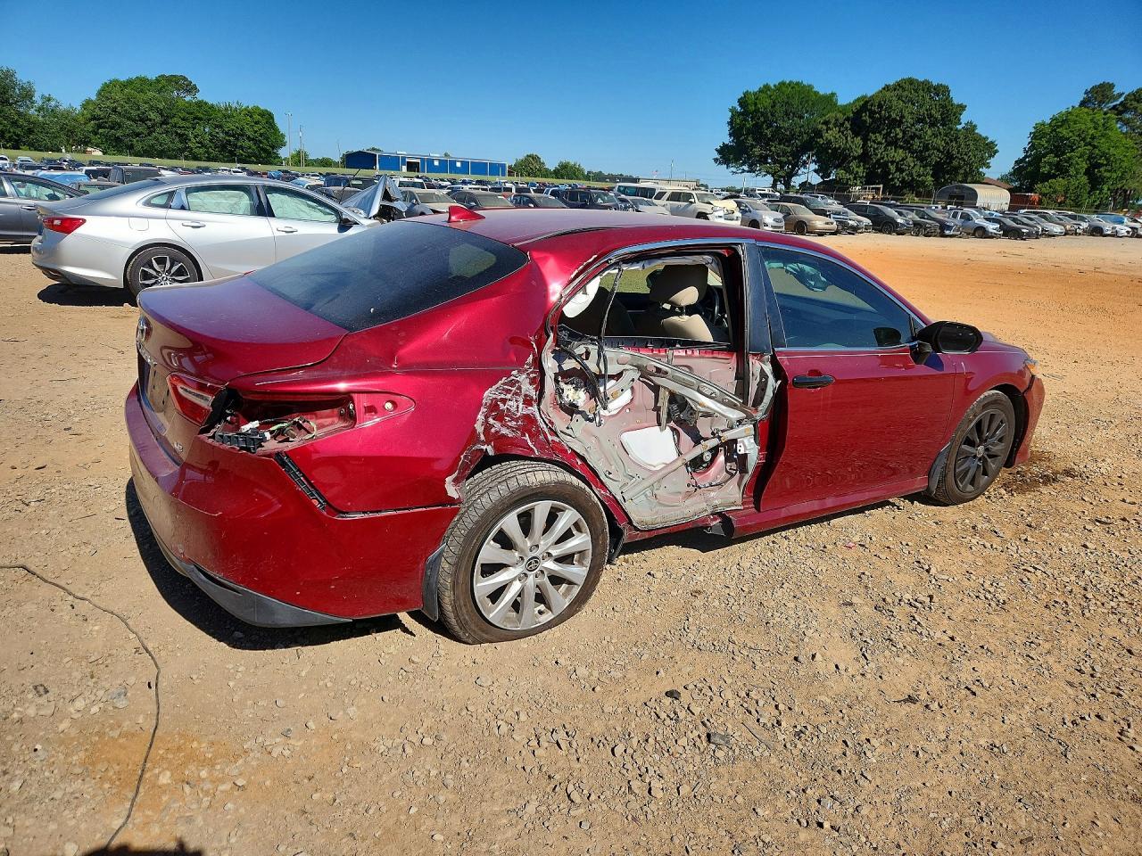2020 Toyota Camry Le - Фото 3