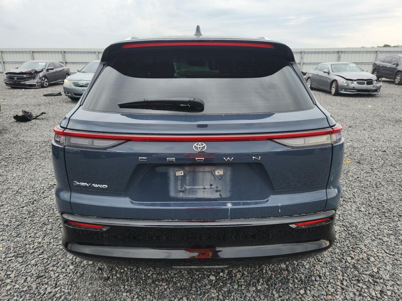 2025 Toyota Crown Signia Xle - Image 6