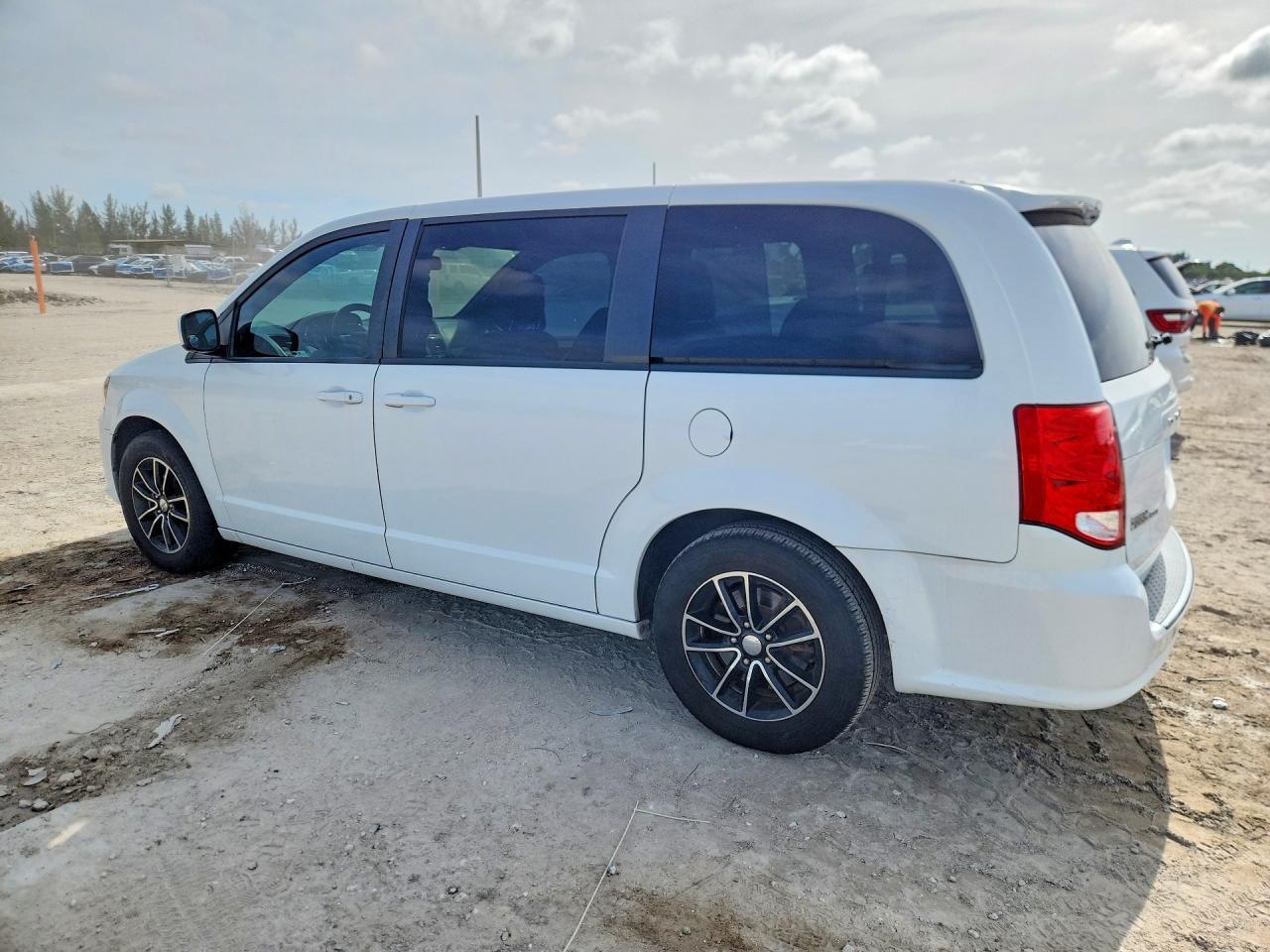 2018 Dodge Grand Caravan Gt - Image 2