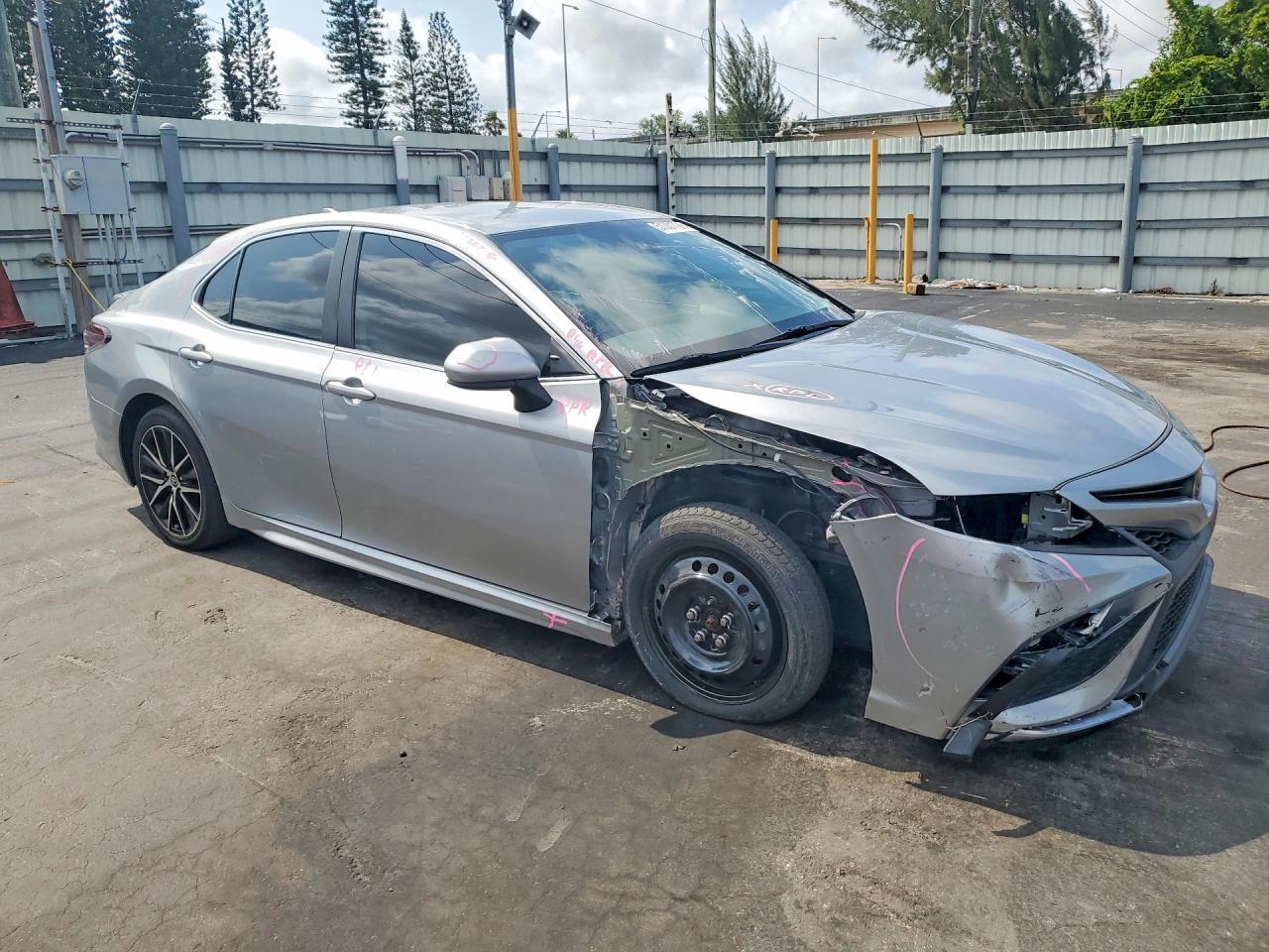 2021 Toyota Camry Se - Фото 4