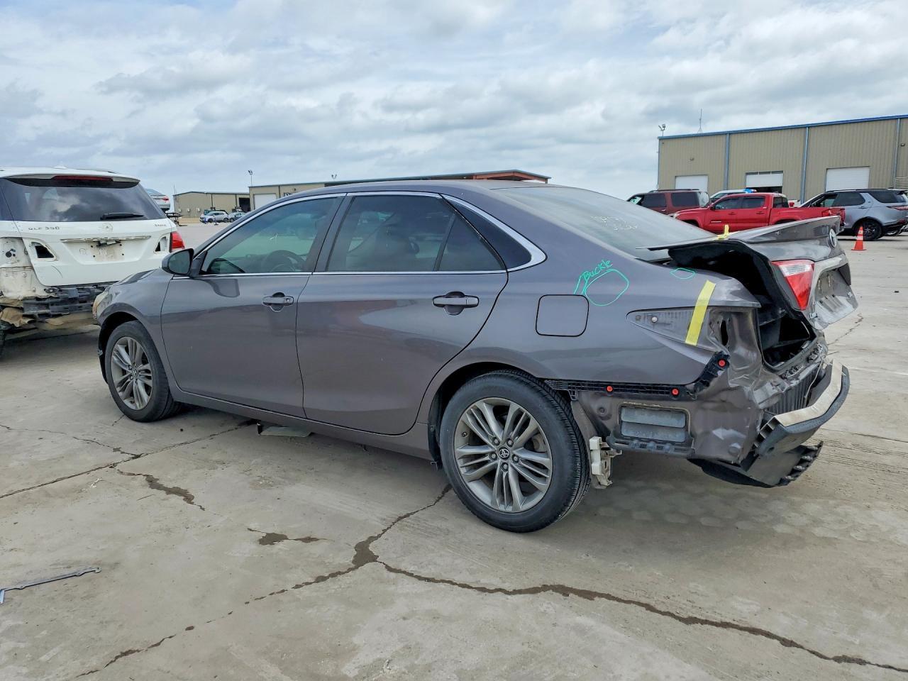 2016 Toyota Camry Se - Фото 2