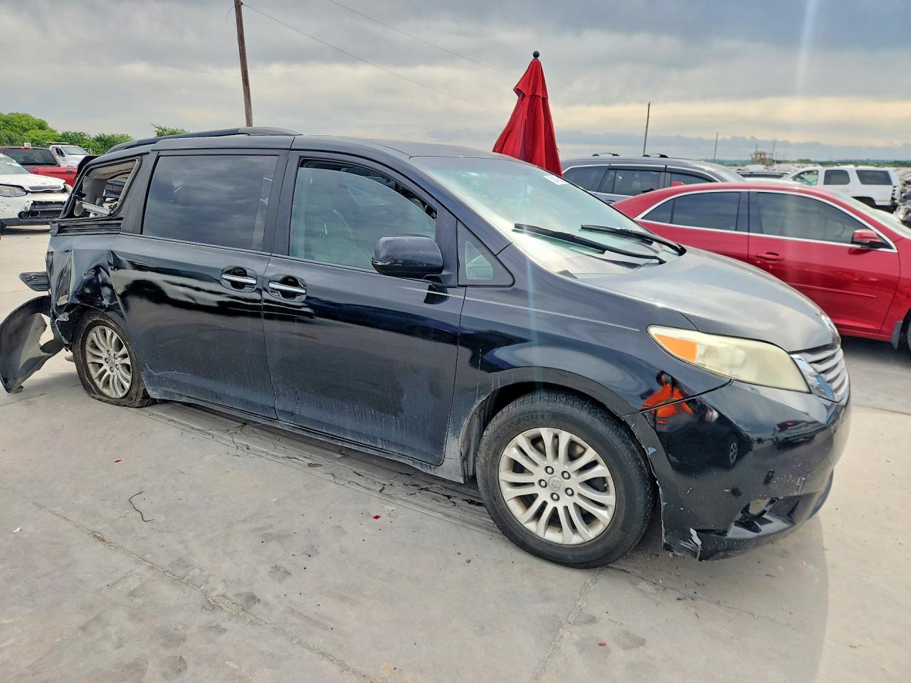 2011 Toyota Sienna Xle 8-Passenger - Image 4