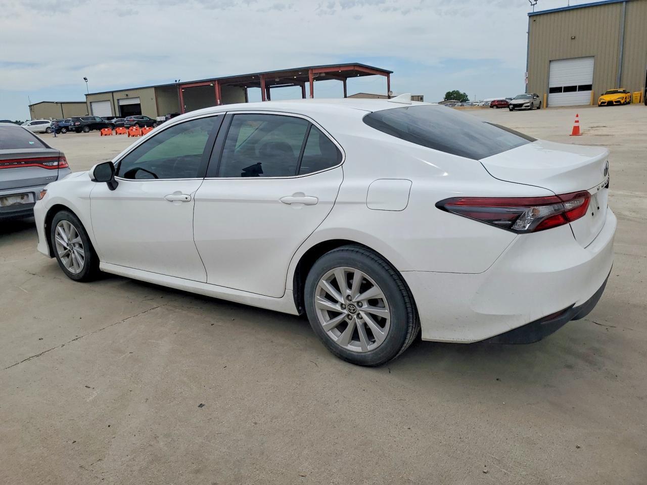 2023 Toyota Camry Le - Фото 2