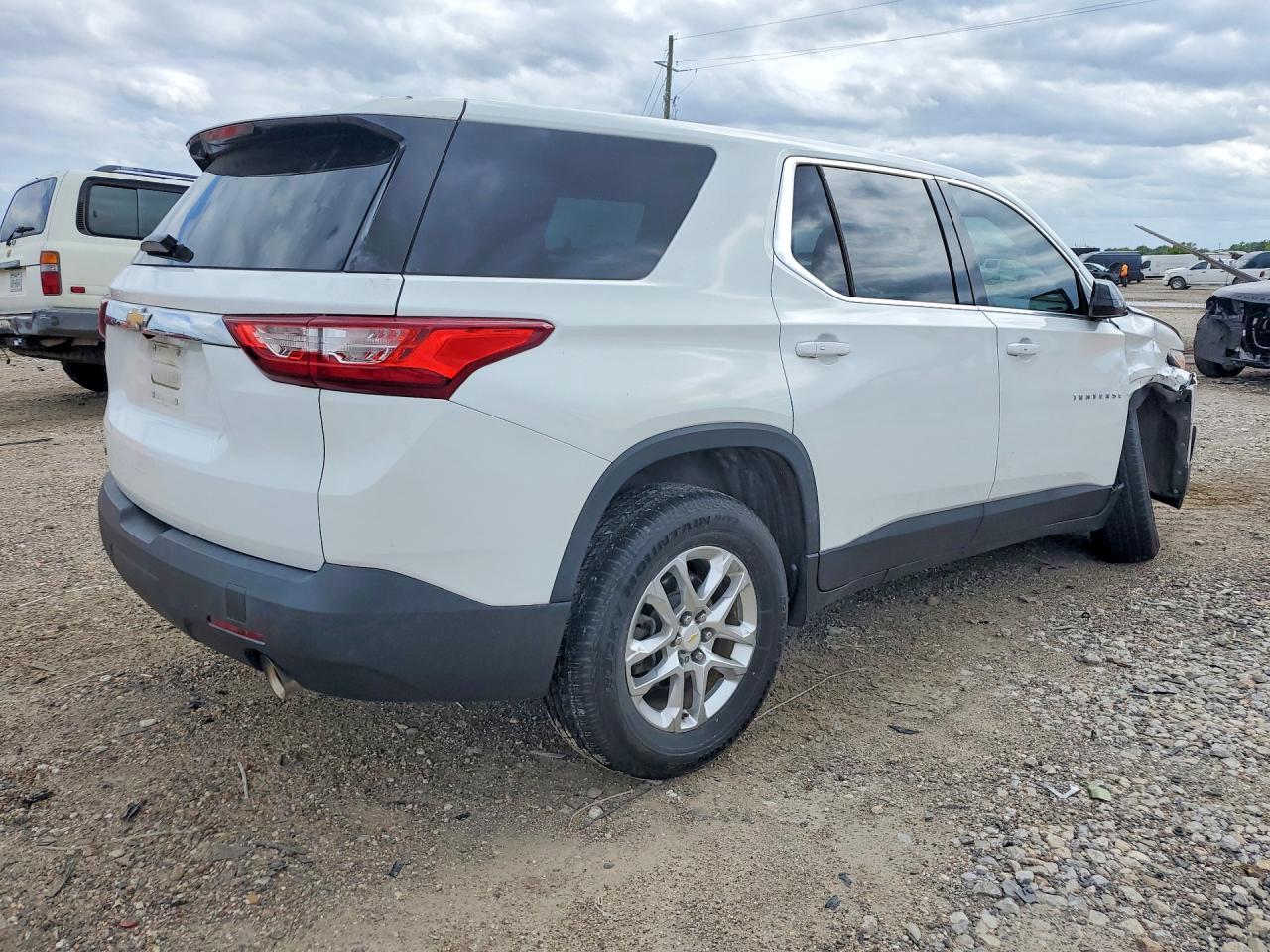 2019 Chevrolet Traverse Ls - Image 3