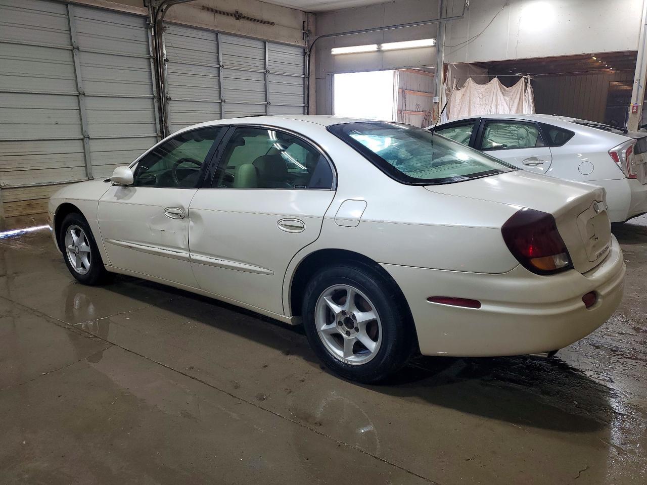 2002 Oldsmobile Aurora - Image 2
