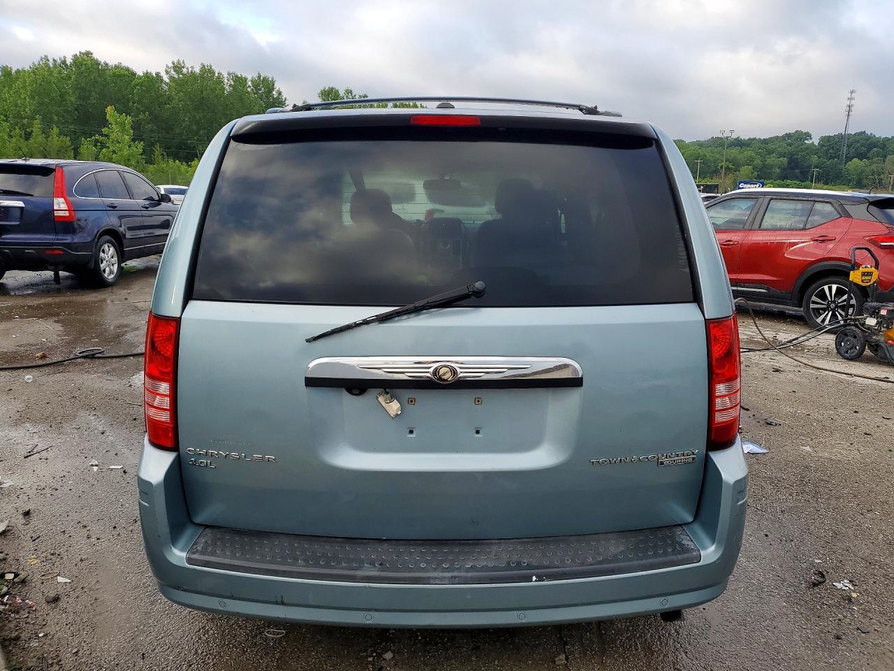 2010 Chrysler Town & Country Touring Plus - Фото 6