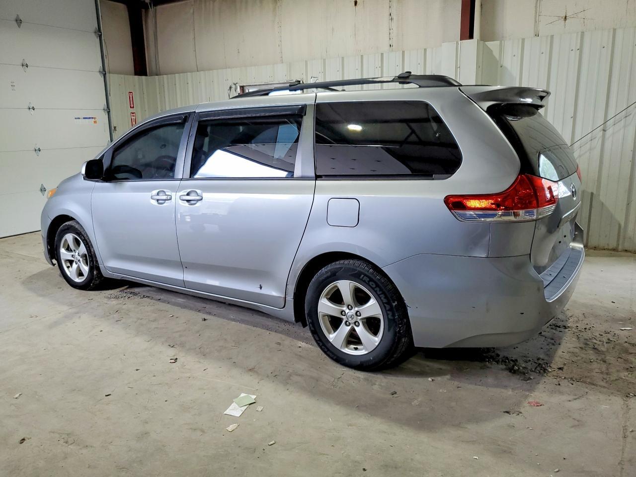 2013 Toyota Sienna Le - Image 2