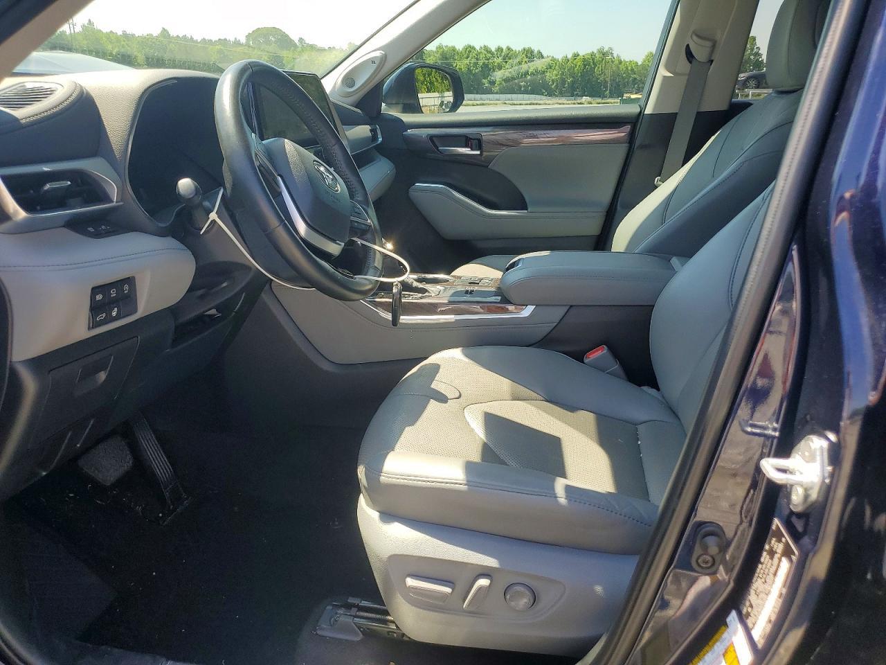 2023 Toyota Highlander Platinum - Image 7