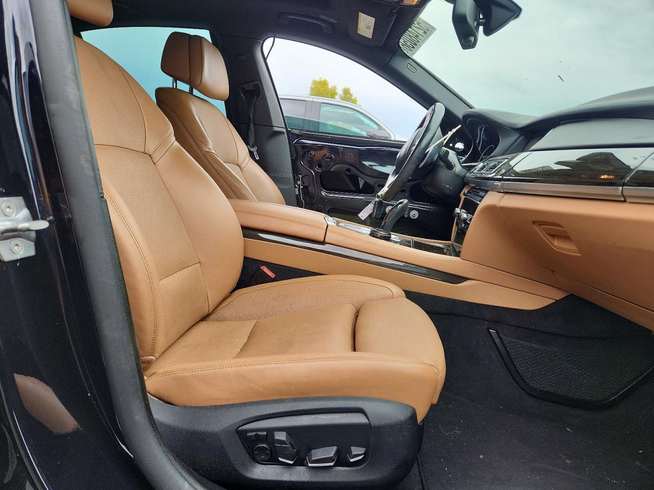 2015 BMW 750 Xi - Image 7