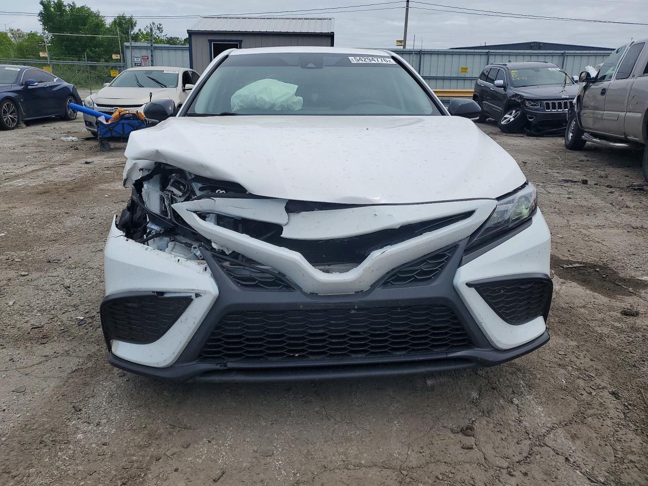 2022 Toyota Camry Se - Фото 5