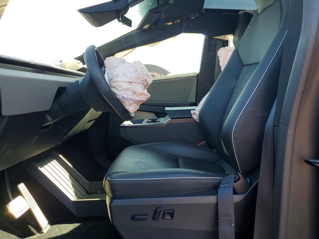 2025 Tesla Cybertruck - Фото 7