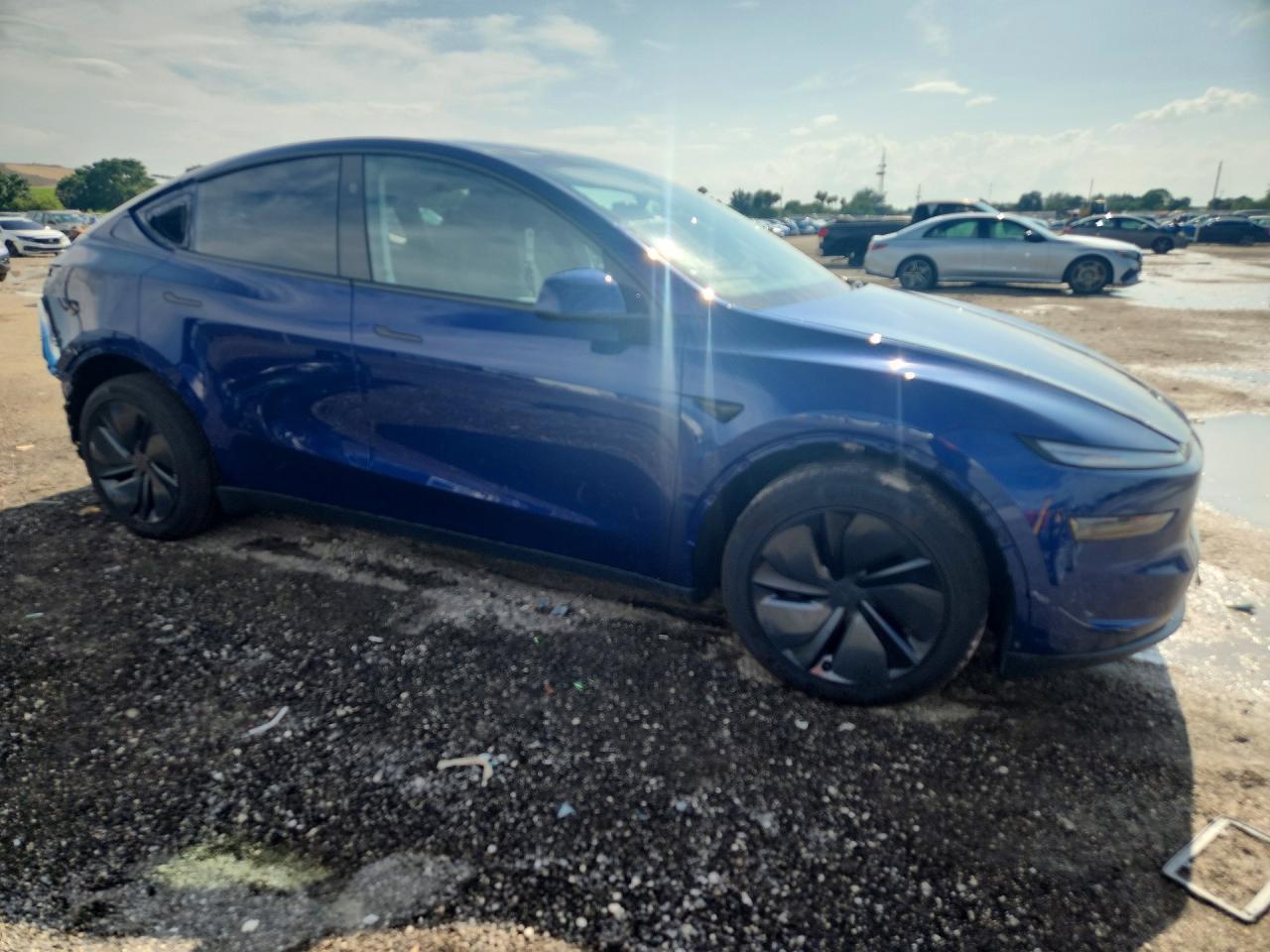 2026 Tesla Model Y - Фото 4