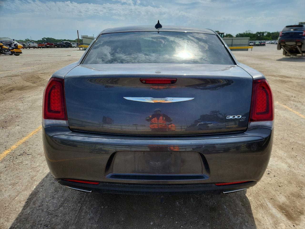2019 Chrysler 300 S - Image 6