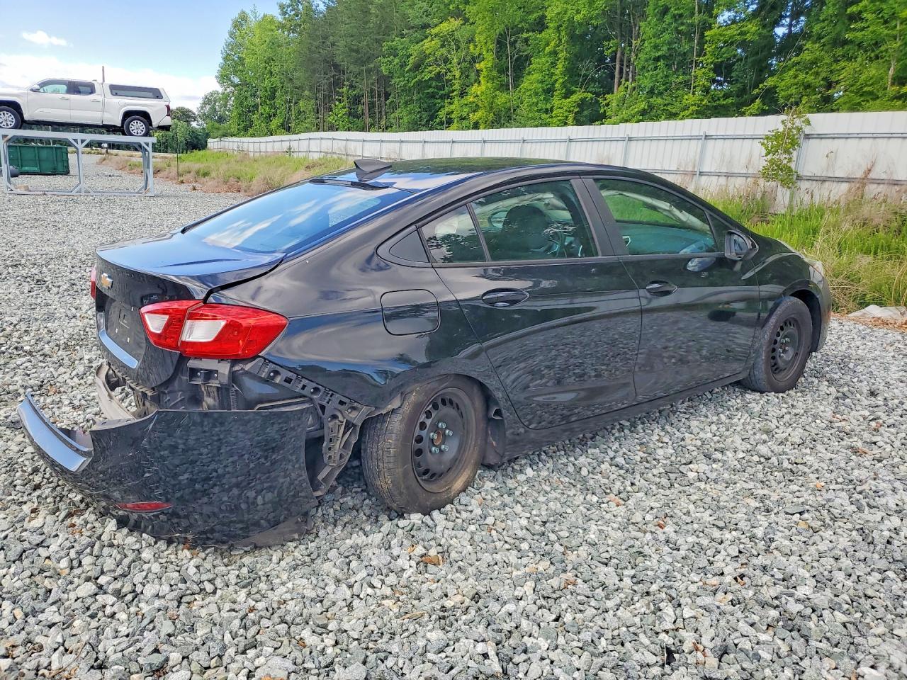 2017 Chevrolet Cruze Ls - Фото 3