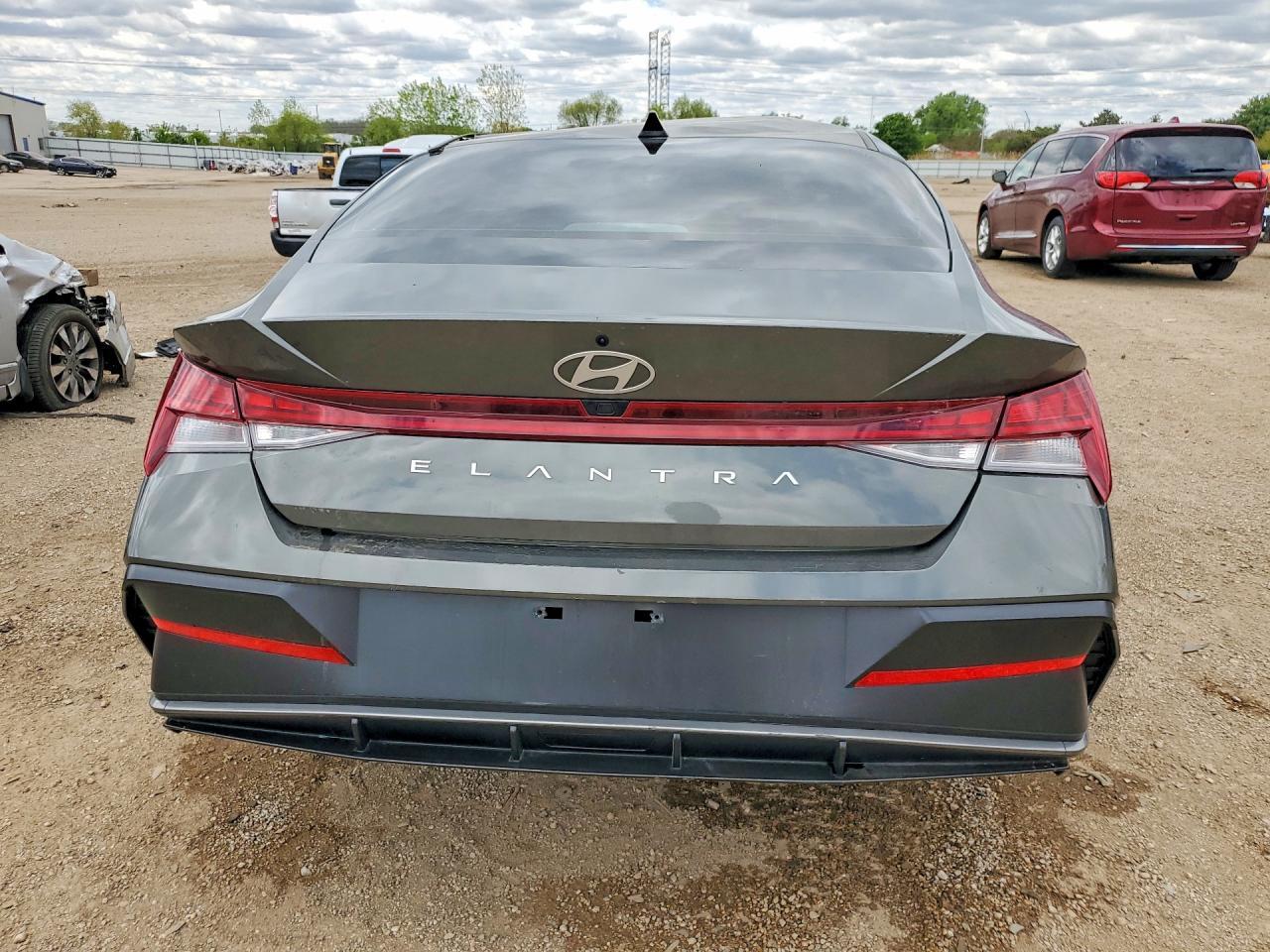 2025 Hyundai Elantra Sel - Image 6